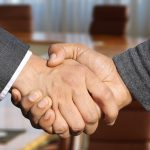 kto pierwszy podaje rękę szef czy pracownik
