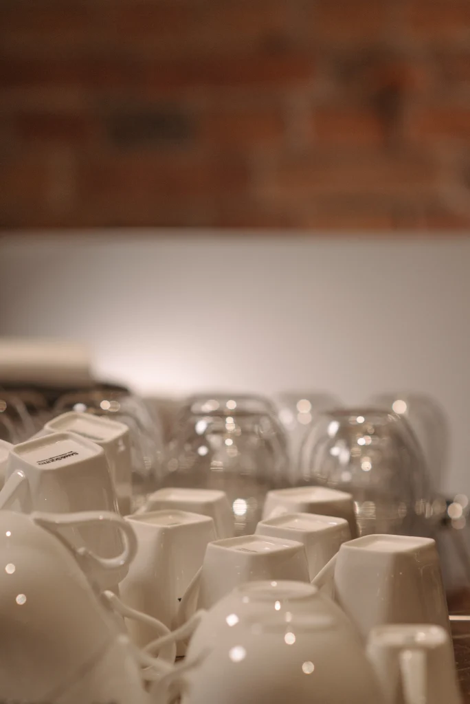Jak wykorzystać kubki ceramiczne z nadrukiem do promocji firmy?