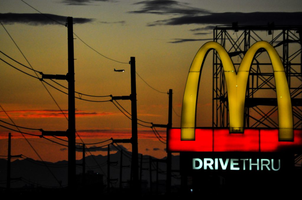 Ile zarabia się w McDonald’s? Jakie są warunki zatrudnienia i możliwości awansu?