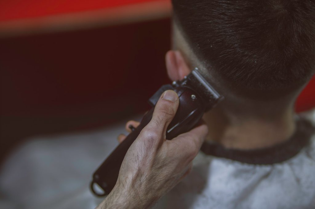 Perspektywy zawodowe w branży fryzjerskiej dla mężczyzn – ile zarabia barber?