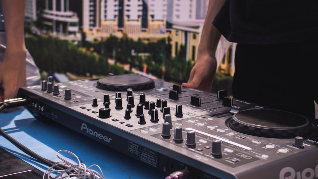 Realia finansowe w świecie muzyki elektronicznej – ile zarabia DJ?