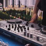 ile zarabia DJ