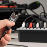 Jak podłączyć akumulator do prostownika?